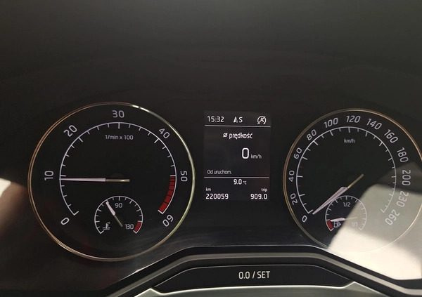 Skoda Superb cena 59900 przebieg: 220000, rok produkcji 2018 z Toruń małe 497